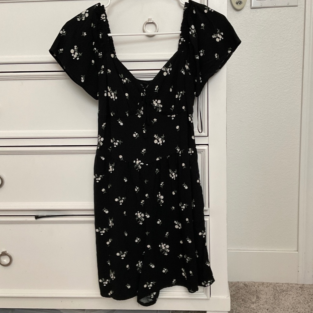 #0372 Hollister Dress Size M Black with white flowers
